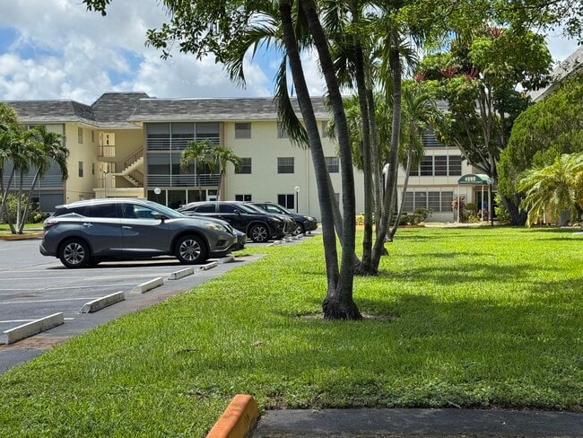 Building Photo - 4990 E Sabal Palm Blvd