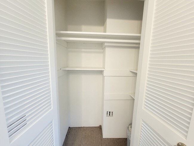 Building Photo - Spacious Yard and Detached Garage - Captiv...