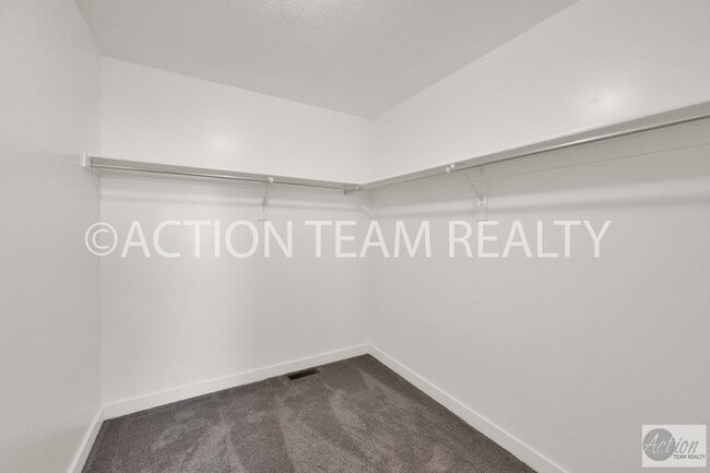 Building Photo - Beautiful Townhome in Bluffdale