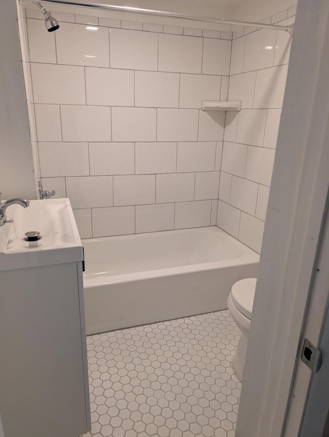 Building Photo - 2 Bedroom 1 Bath- Home