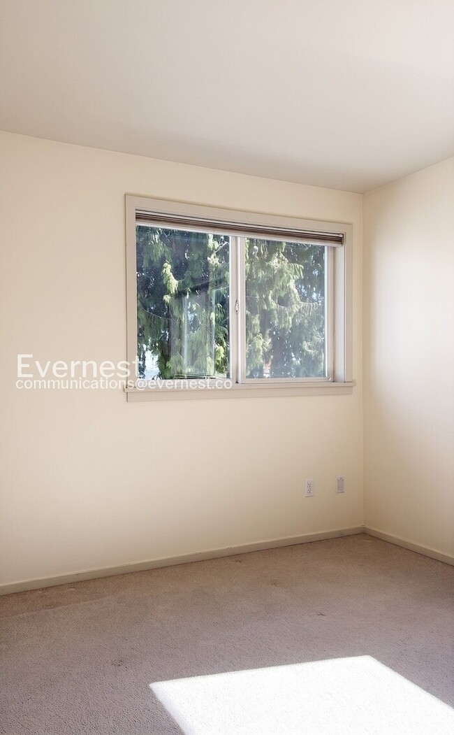 Building Photo - 3 Bed, 2 Bath Home with Garage / Vouchers Accepted / Available Soon!