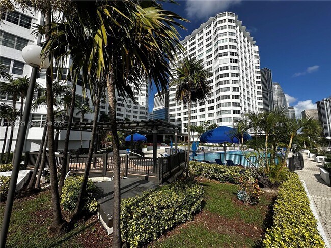 Building Photo - 801 Brickell Bay Dr