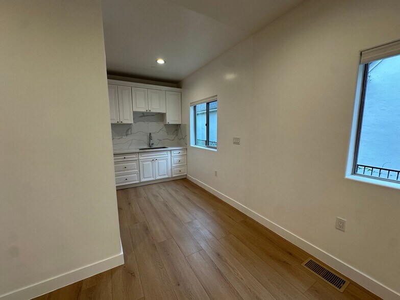 Building Photo - 1109 La Peer Dr