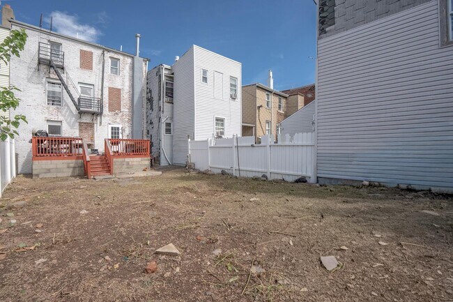 Building Photo - 427 4th St