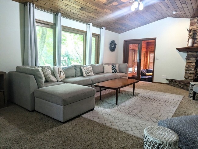 Building Photo - Four Bedroom Neenah House