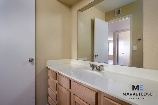 Building Photo - 2Bed/2Bath Home at Alma School/Southern! J...