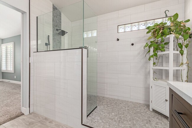 Building Photo - 4 bed 2 bath Stunner w/ Sparkling Pool