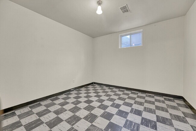 Building Photo - $2,595, 3-bed, 2-bath located in Denver.