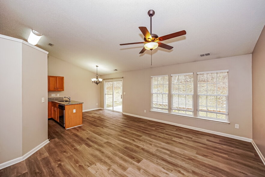 Building Photo - 2082 Chapel Creek Rd