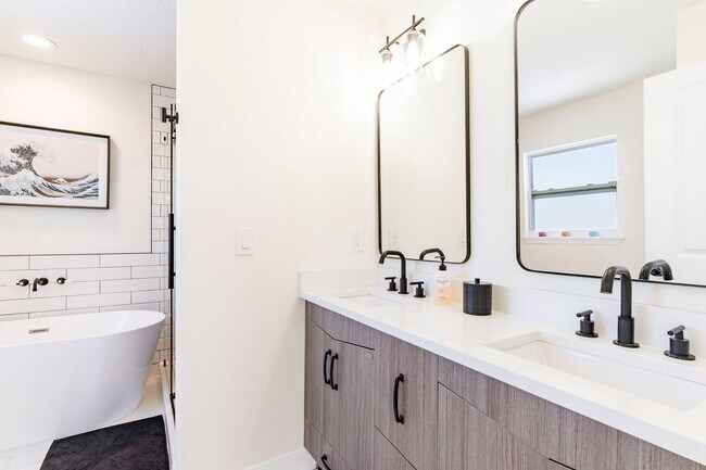 Building Photo - Fully Furnished + Utilities Included Beach...