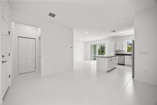 Building Photo - 4520 Longwood Lk Sq