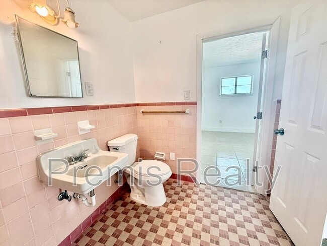 Building Photo - 7960 Boca Ciega Dr