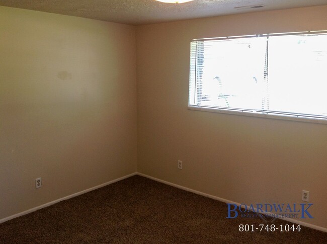 Building Photo - Exceptional Pet Friendly 5 Bedroom Home in...