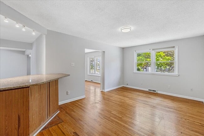 Building Photo - 2127 Oak Ave