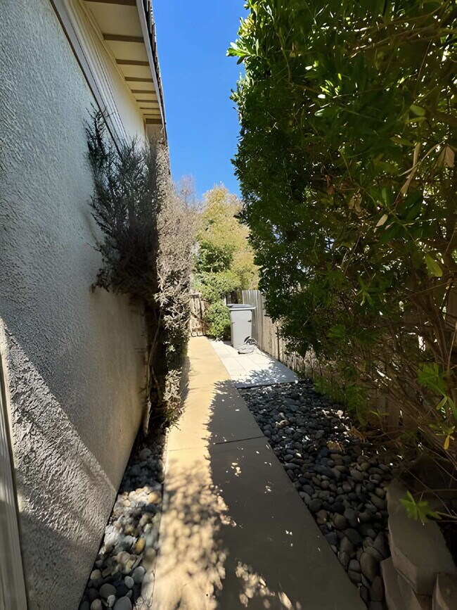 Building Photo - Prestigious Highlands Home for Lease