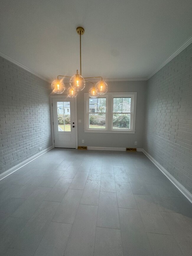 Building Photo - Spectacular Renovation!