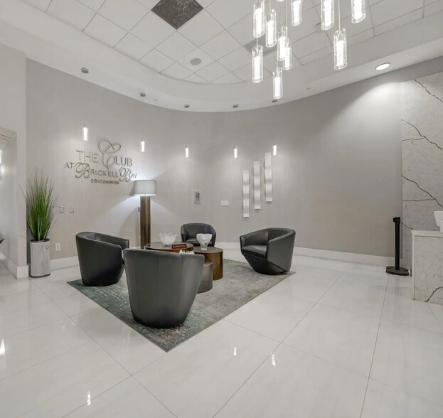 Building Photo - 1200 Brickell Bay Dr