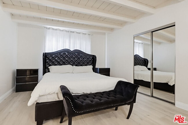 Building Photo - 9209 Paramount Blvd