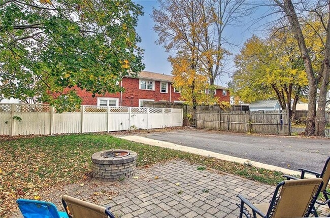 Building Photo - 21 Brewster St