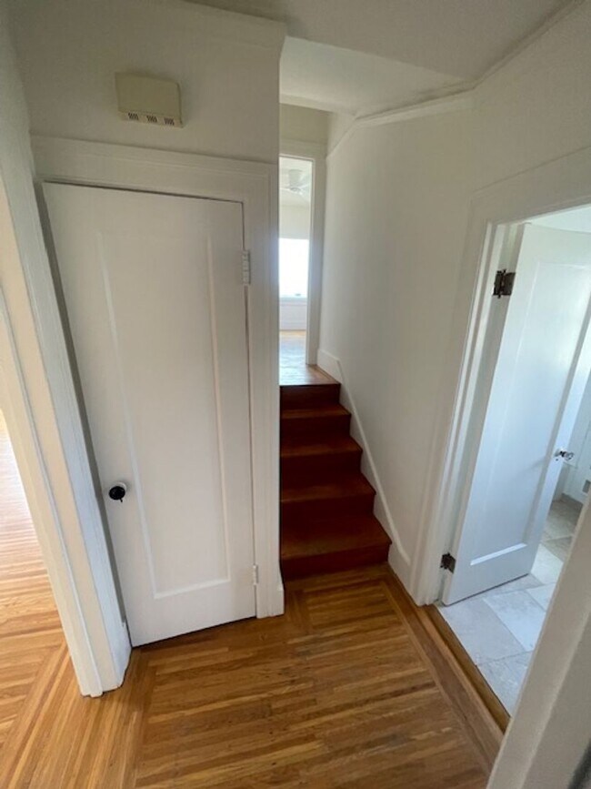 Building Photo - Great House in Oakland! 2 Beds, 1 Bath