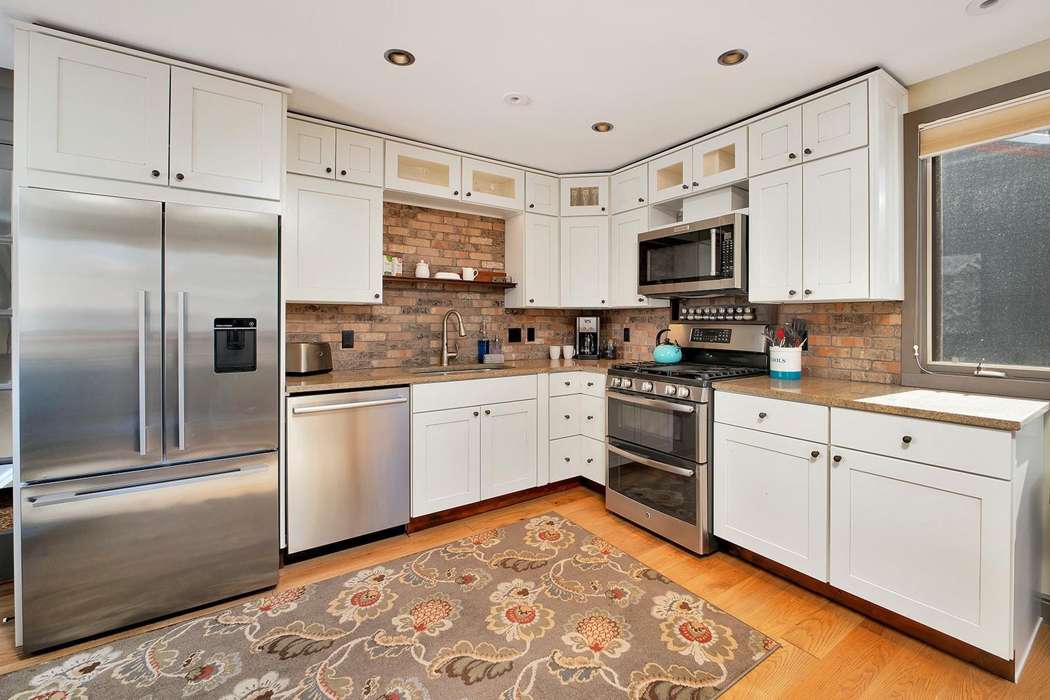 Building Photo - 747 W Pacific Ave