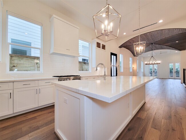 Building Photo - 533 W 27th St