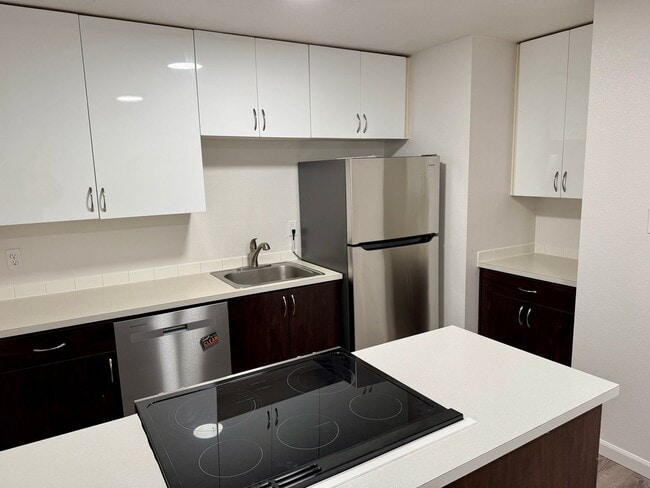 Building Photo - Better than Cool 2 bedroom in Creston-Kenilworth