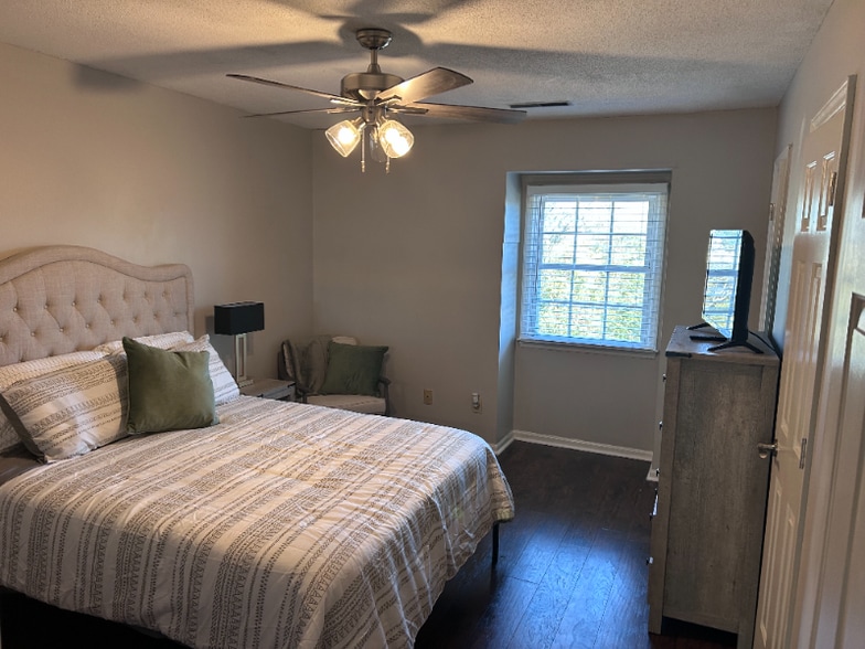 Building Photo - 318 Moir St