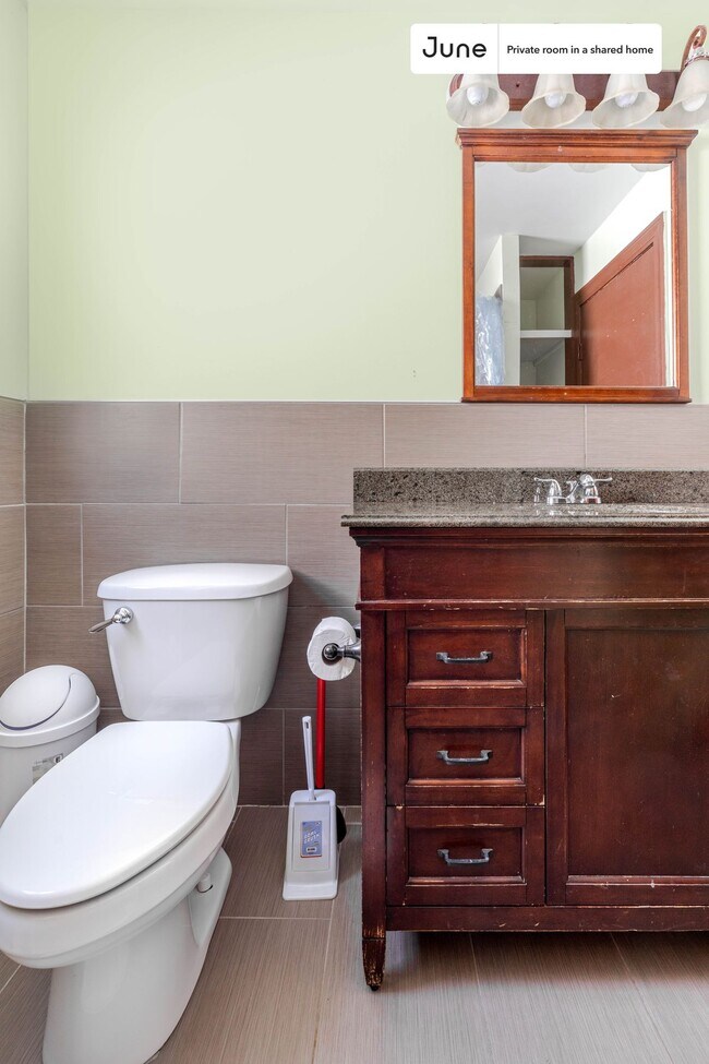 Building Photo - Room in Shared 5 bed/1 bath home