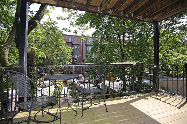 Building Photo - 211 W Newton St