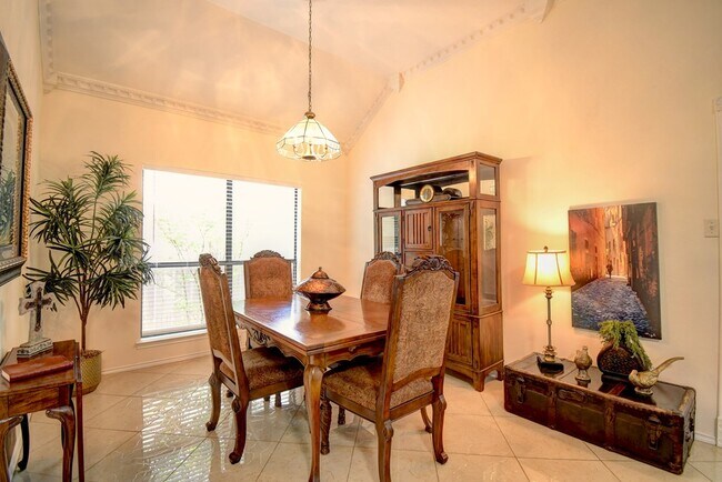 Building Photo - 719 Oak Hollow Dr