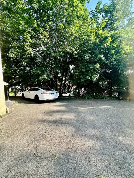 Building Photo - 424 Paxson Ave