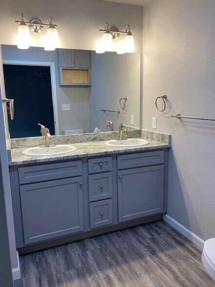 Master bath with double sinks - 3876 County Road 123