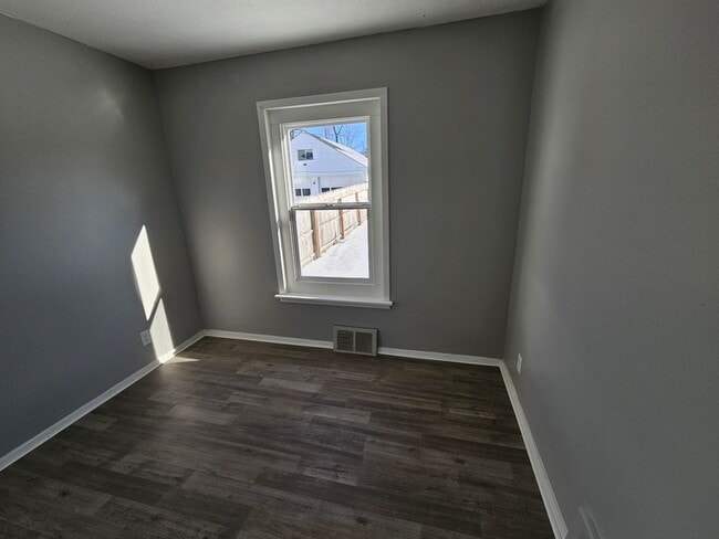 Building Photo - 4445 E 154th St