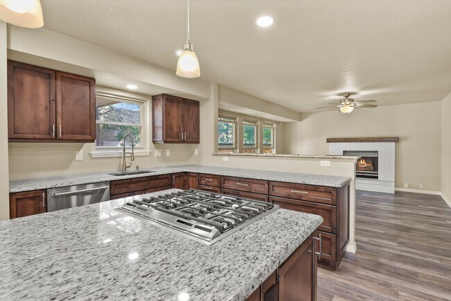 Building Photo - Stunning 5 Bedroom in School District 20