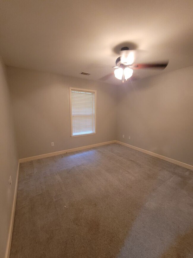 Building Photo - Home in Benton