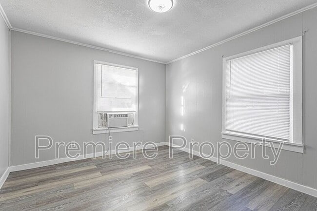 Building Photo - 2315 S Hawthorne Ave