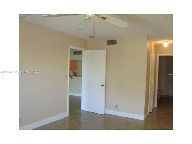 Building Photo - 200 Lakeview Dr