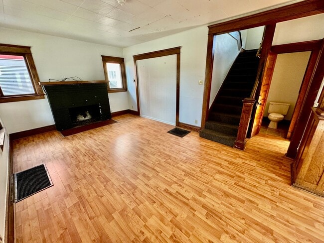 Building Photo - 4 Bedroom House Across from EMU! Available Fall 2026