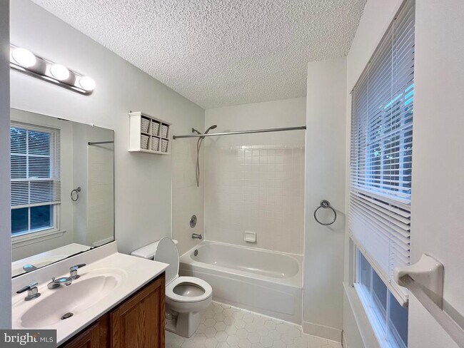 Building Photo - 33 Ketley Pl