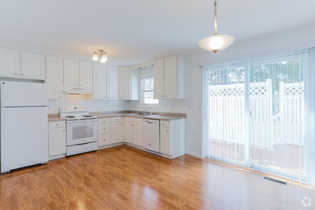 Carmell Court TH 2BR, 2.5BA -1050SF