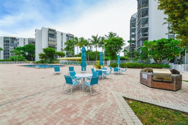 Building Photo - 20500 W Country Club Dr