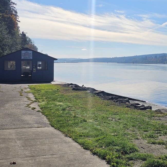 Building Photo - Bright and Stunning 2-Story Home with Dayl...