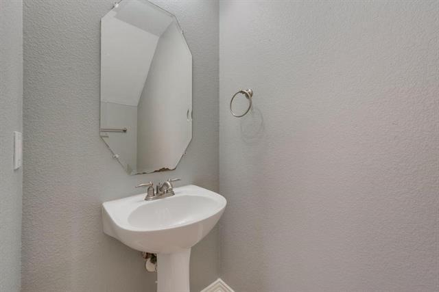 Building Photo - 2640 Lake Ridge Dr