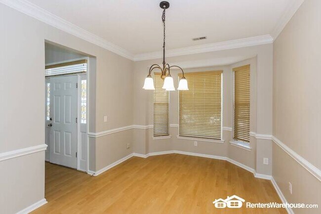 Building Photo - This 4 bedroom,  2.5 bathroom property is ...