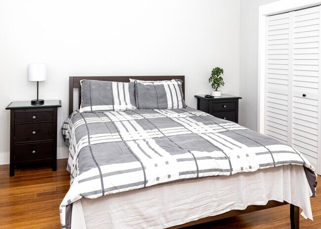 Building Photo - Fully Remodeled & Furnished 1 Bedroom Condo