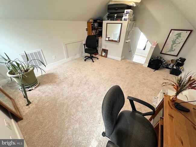 Building Photo - 842 E Cathedral Rd