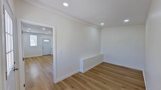 Building Photo - 5924 Whitewood Ave