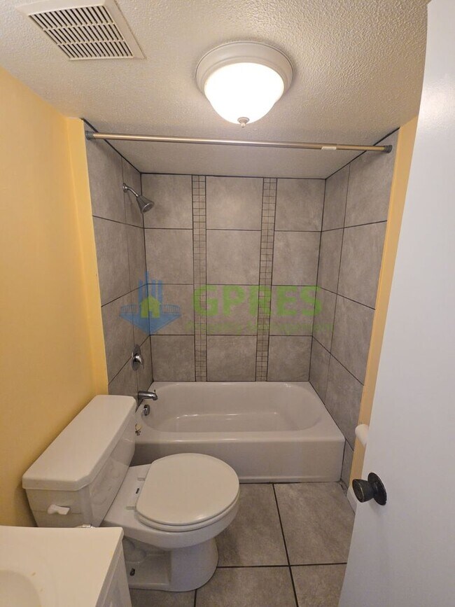 Building Photo - 119 E Sherman St