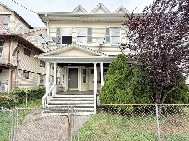 Primary Photo - 896 Howard Ave